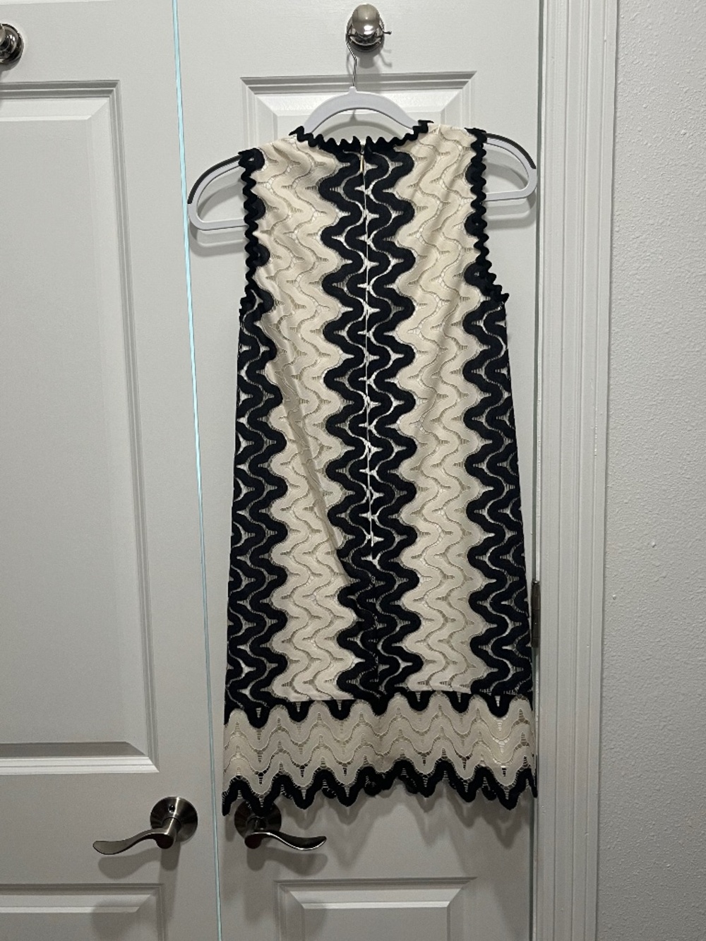 Kate Spade Scallop Shift Dress Black Cream | Wavy Trim Sleeveless Mini | Size 0 - Picture 2 of 3